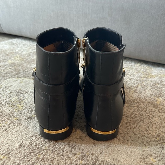 Burberry Tibbenham black ankle boot with gold chain ✨ - Picture 4 of 5